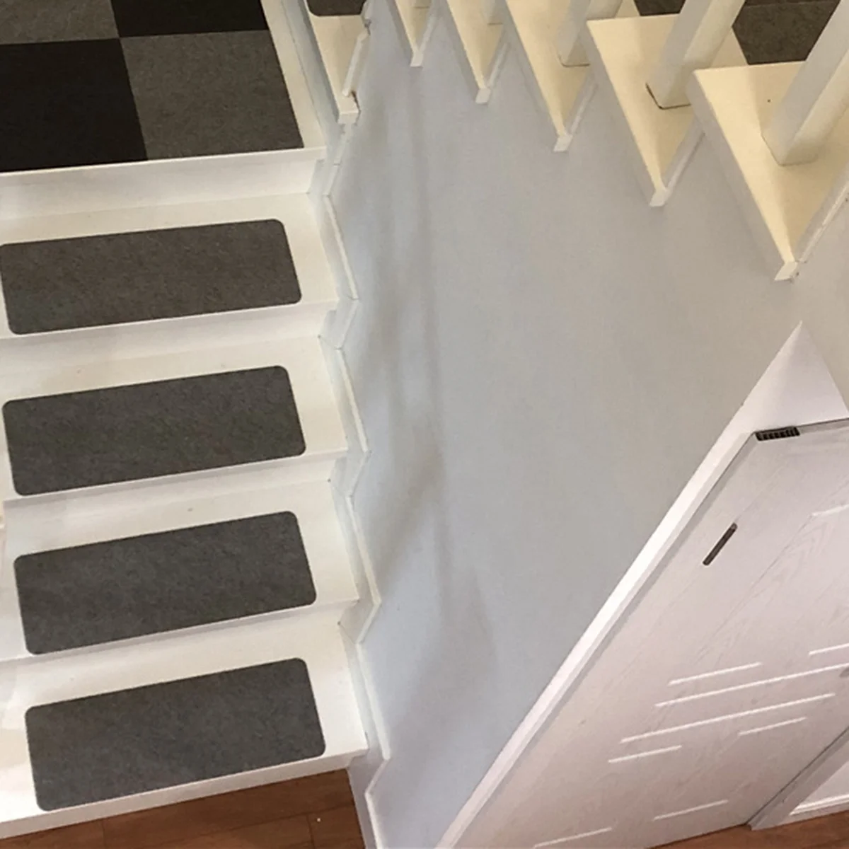 Противоскользящая наклейка на ступеньку - Фотография_3