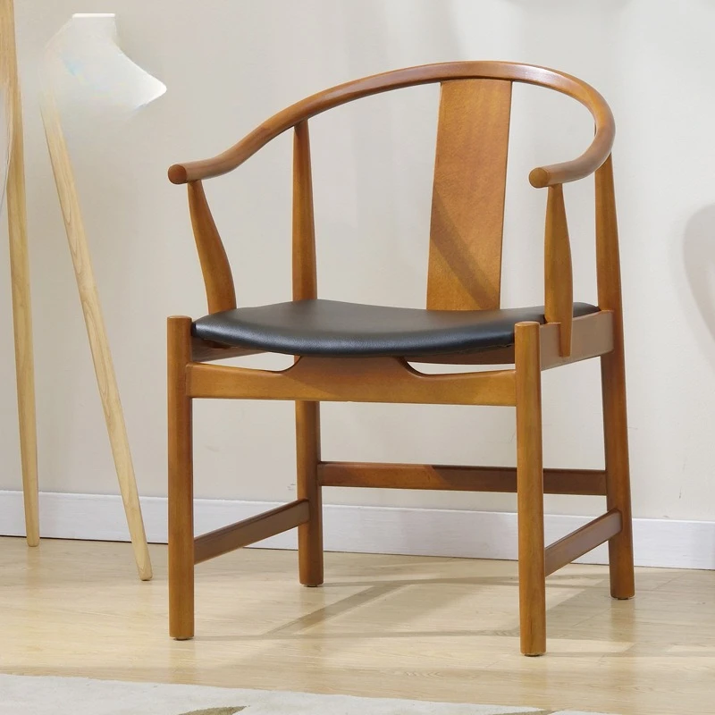 Стул с подлокотником из цельного дерева - Фотография_2