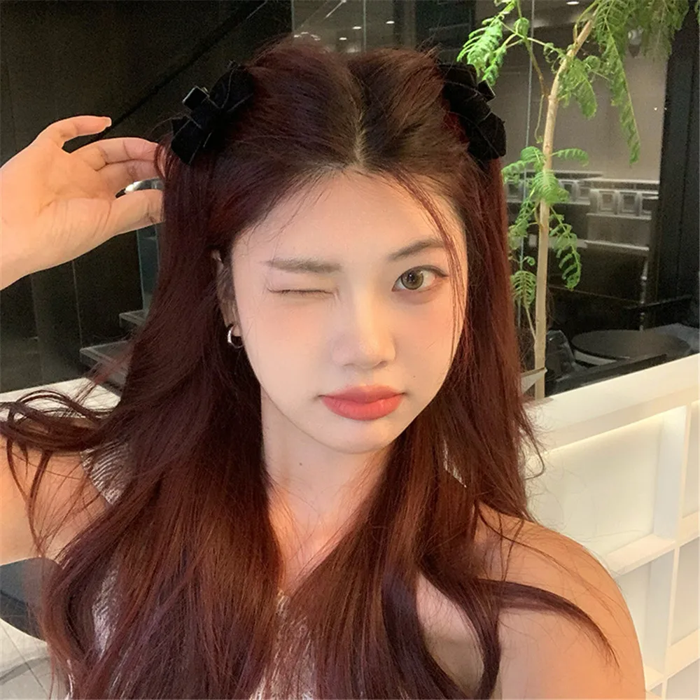 Черная бархатная заколка для волос с бантом и боковой челкой - Фотография_3