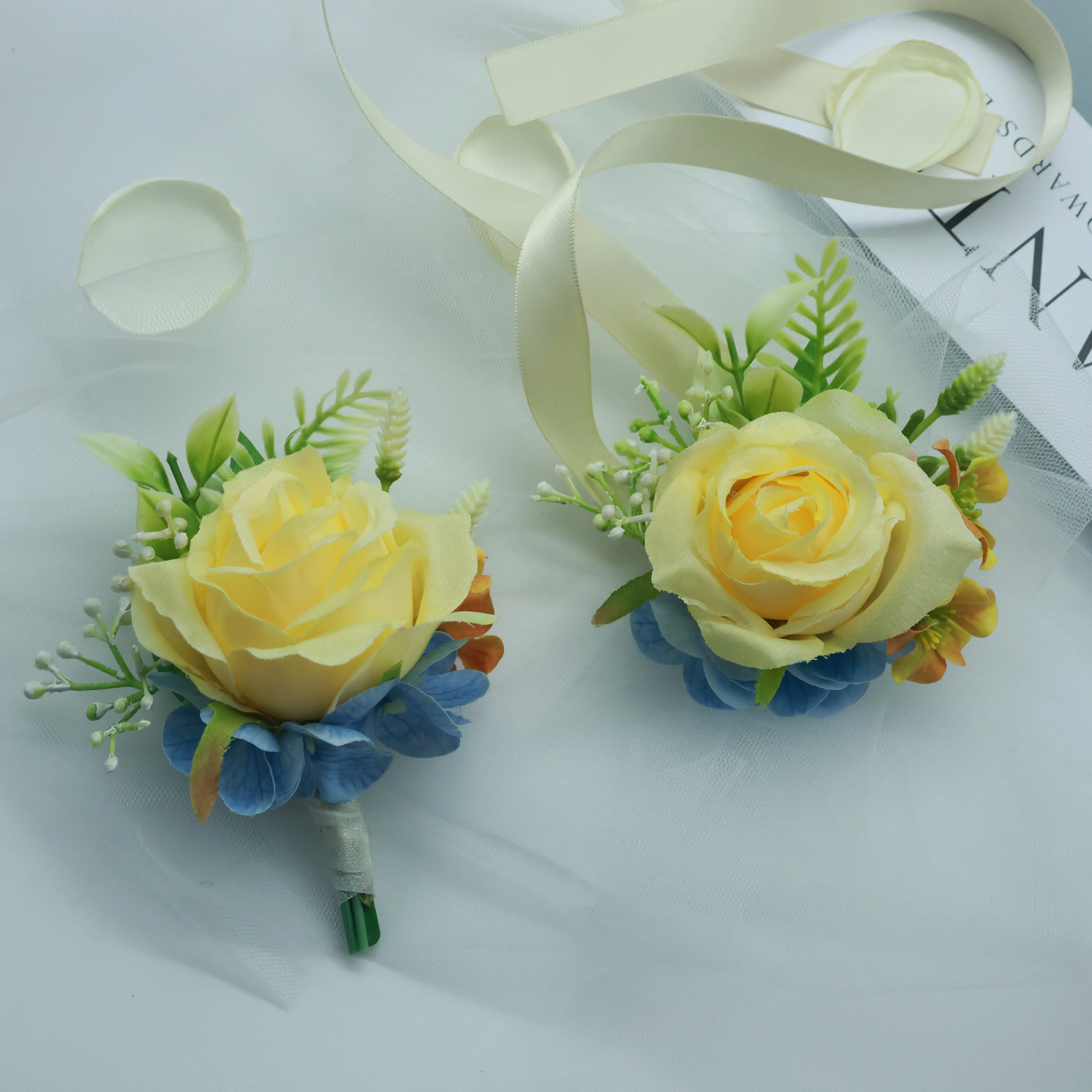 Желтый корсаж и бутоньерка с цветком для свадьбы - Фотография_3