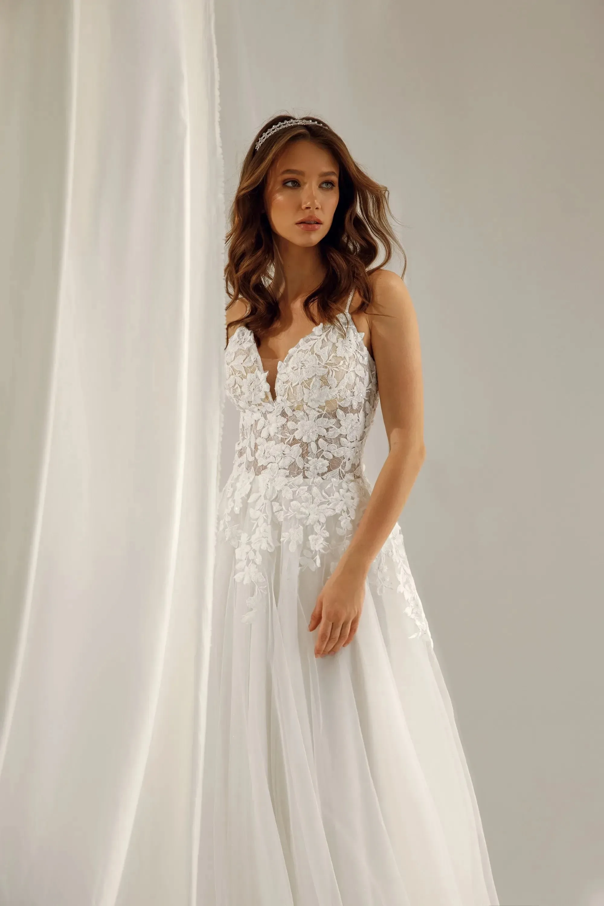 Свадебные платья в стиле бохо для женщин 2025 с v-образным вырезом - Фотография_2