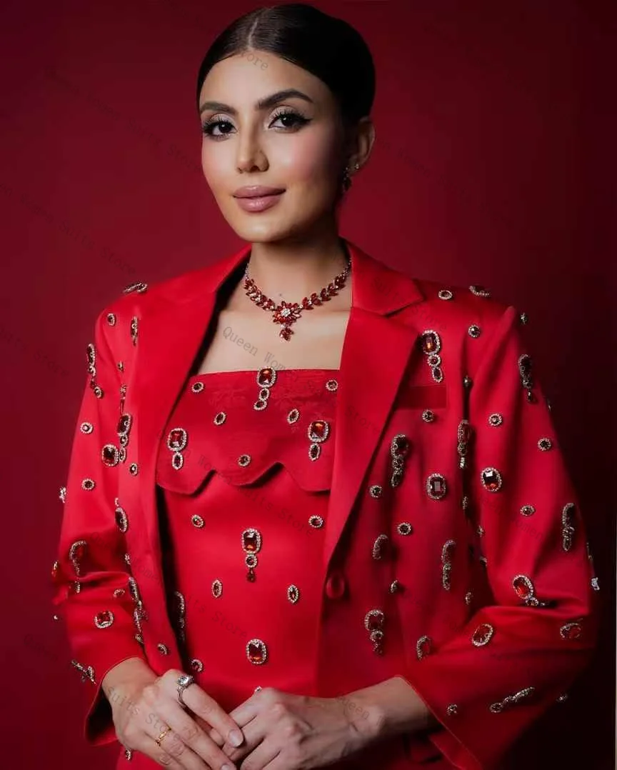 Роскошный женский костюм с красными кристаллами