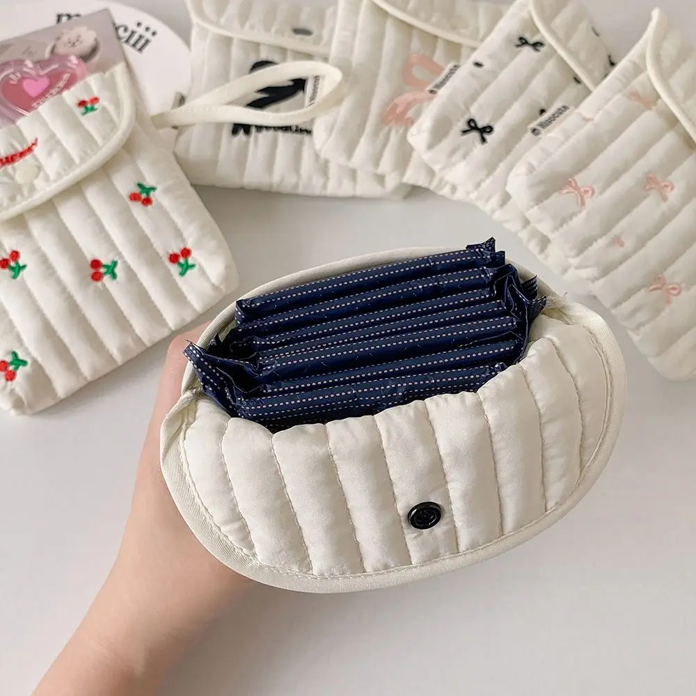 Большая вместительная косметичка с вышивкой вишни - Фотография_6