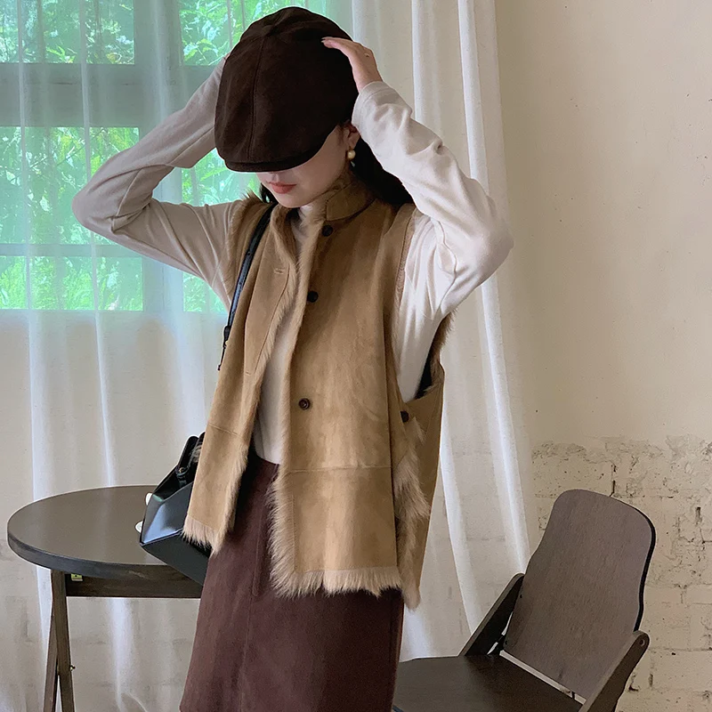 Женский кожаный жилет с меховым воротником без рукавов