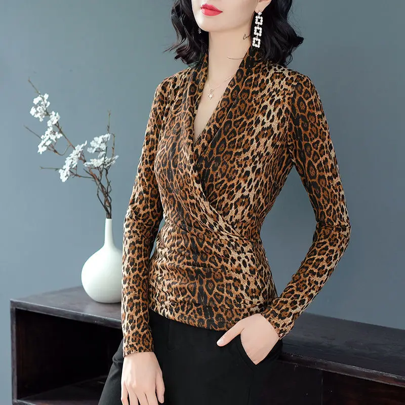Элегантная леопардовая блузка с v-образным вырезом и длинным рукавом - Фотография_4