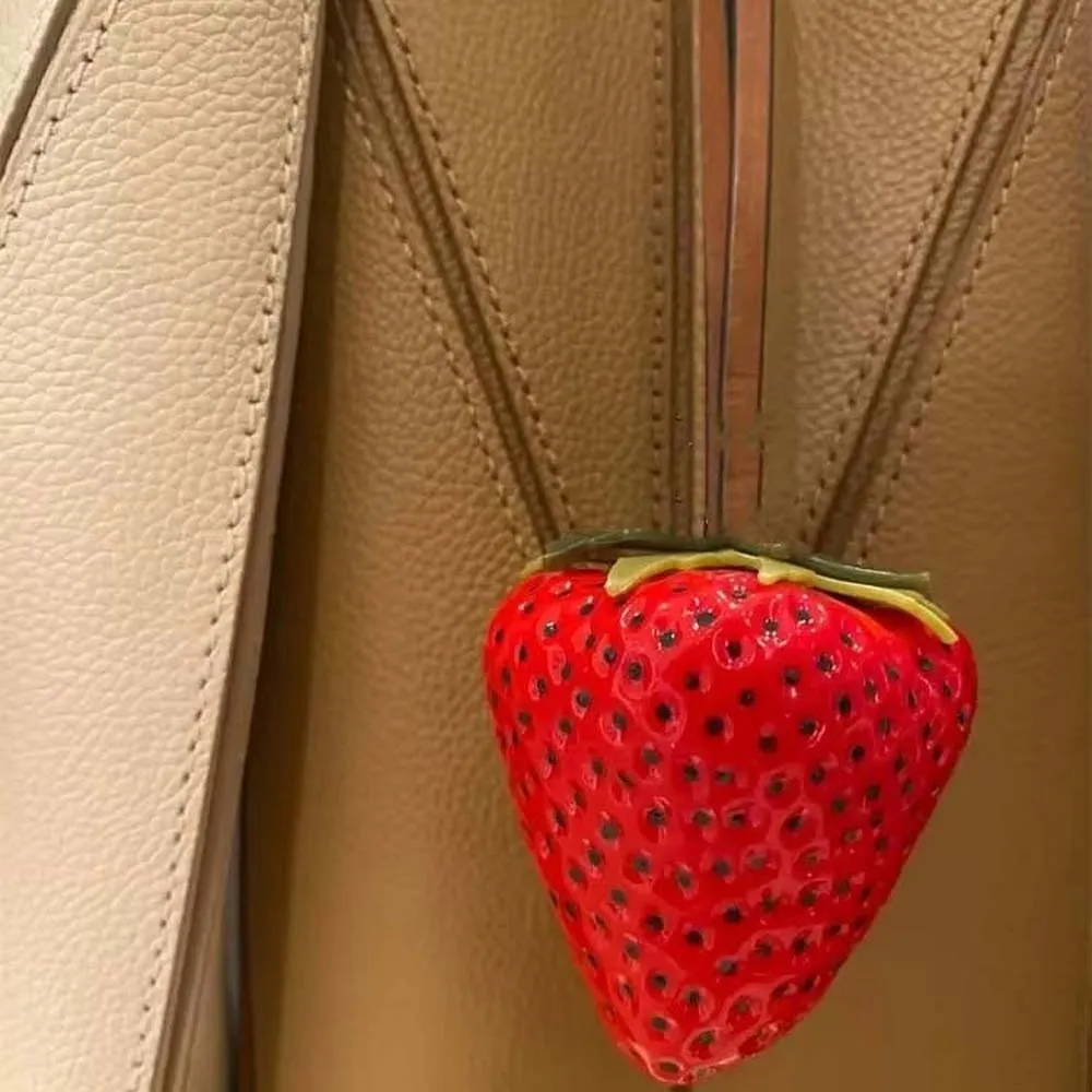 Забавный водонепроницаемый брелок с клубникой - Фотография_2