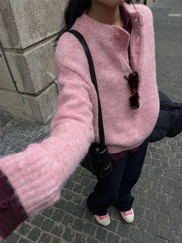 Вязаный женский свитер с полуоткрытым воротником в стиле ретро - Фотография_2