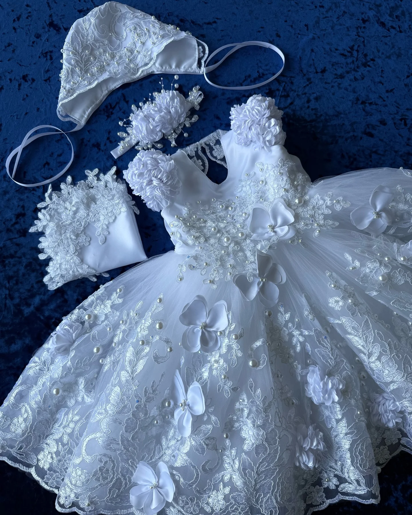 Милое кружевное платье для крещения с капюшоном - Фотография_3