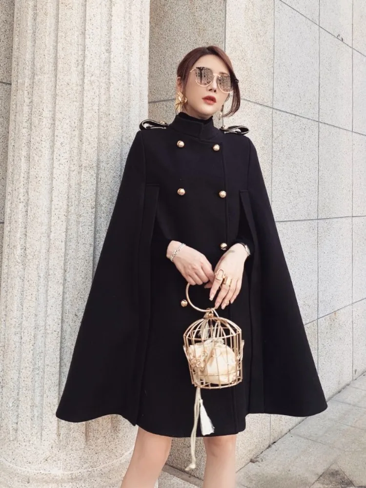 Женская двубортная накидка средней длины - Фотография_6