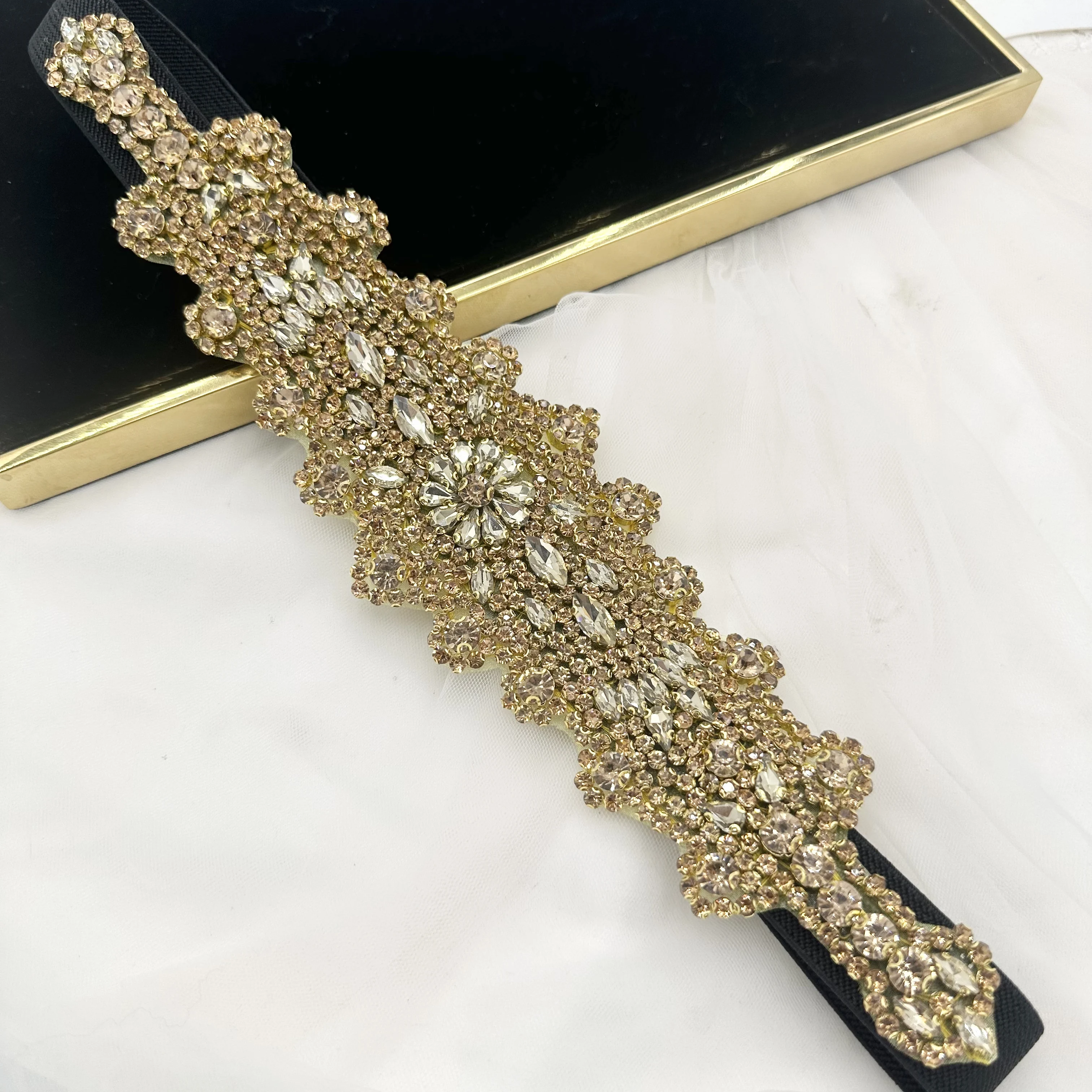 Широкий пояс, сшитая вручную стеклянная клейкая нашивка золотого цвета - Фотография_2