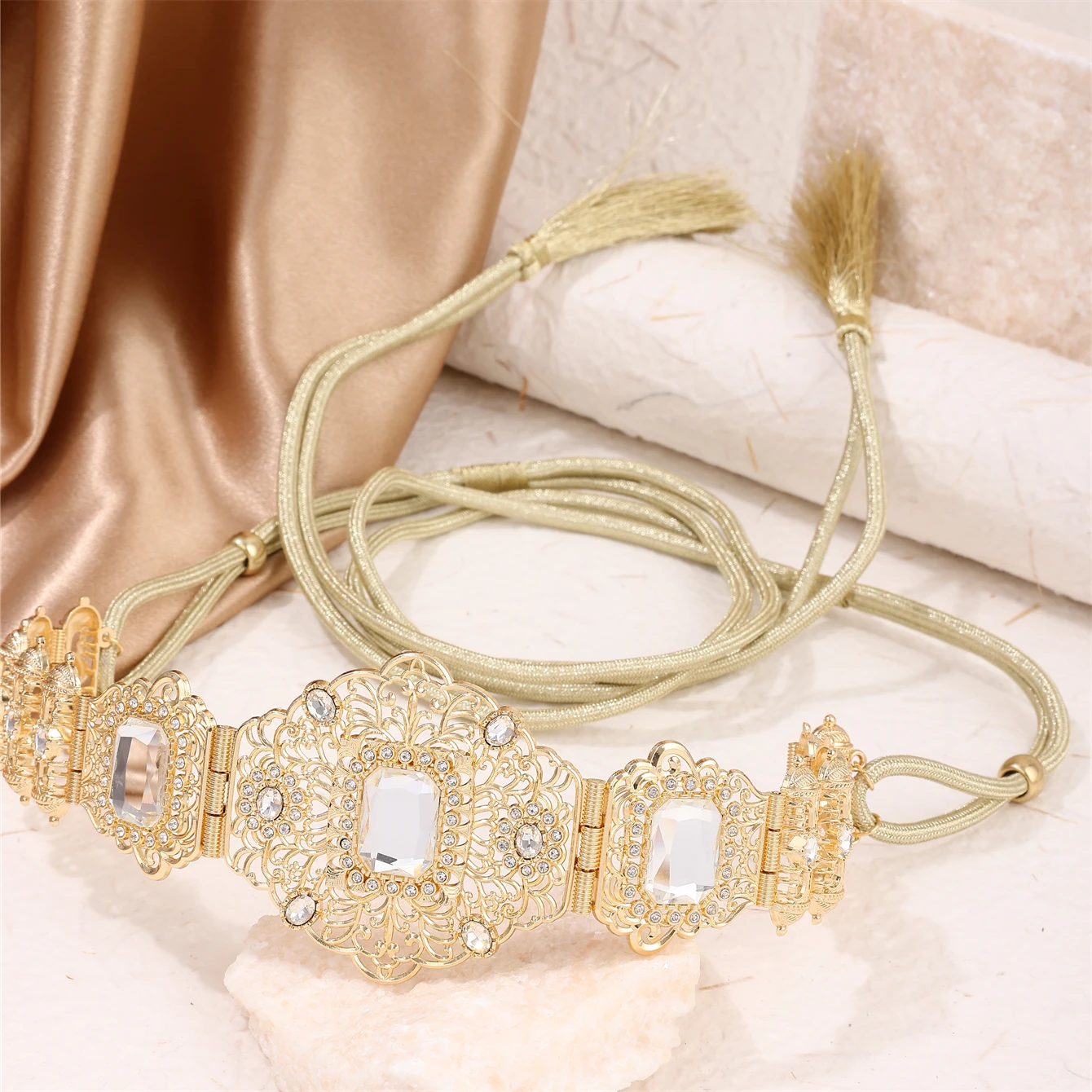 Элегантный пояс из сплава для марокканской невесты