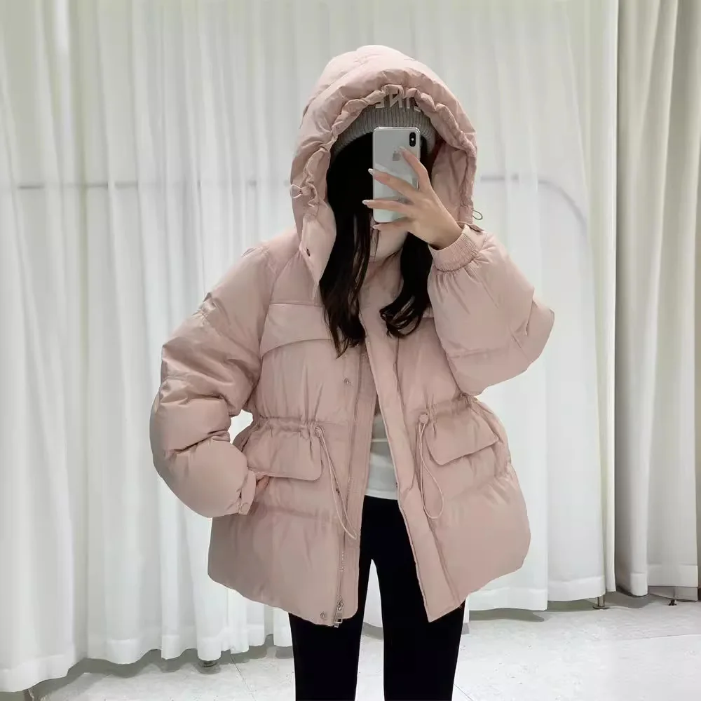 Женский пуховик с высокой талией и капюшоном - Фотография_4