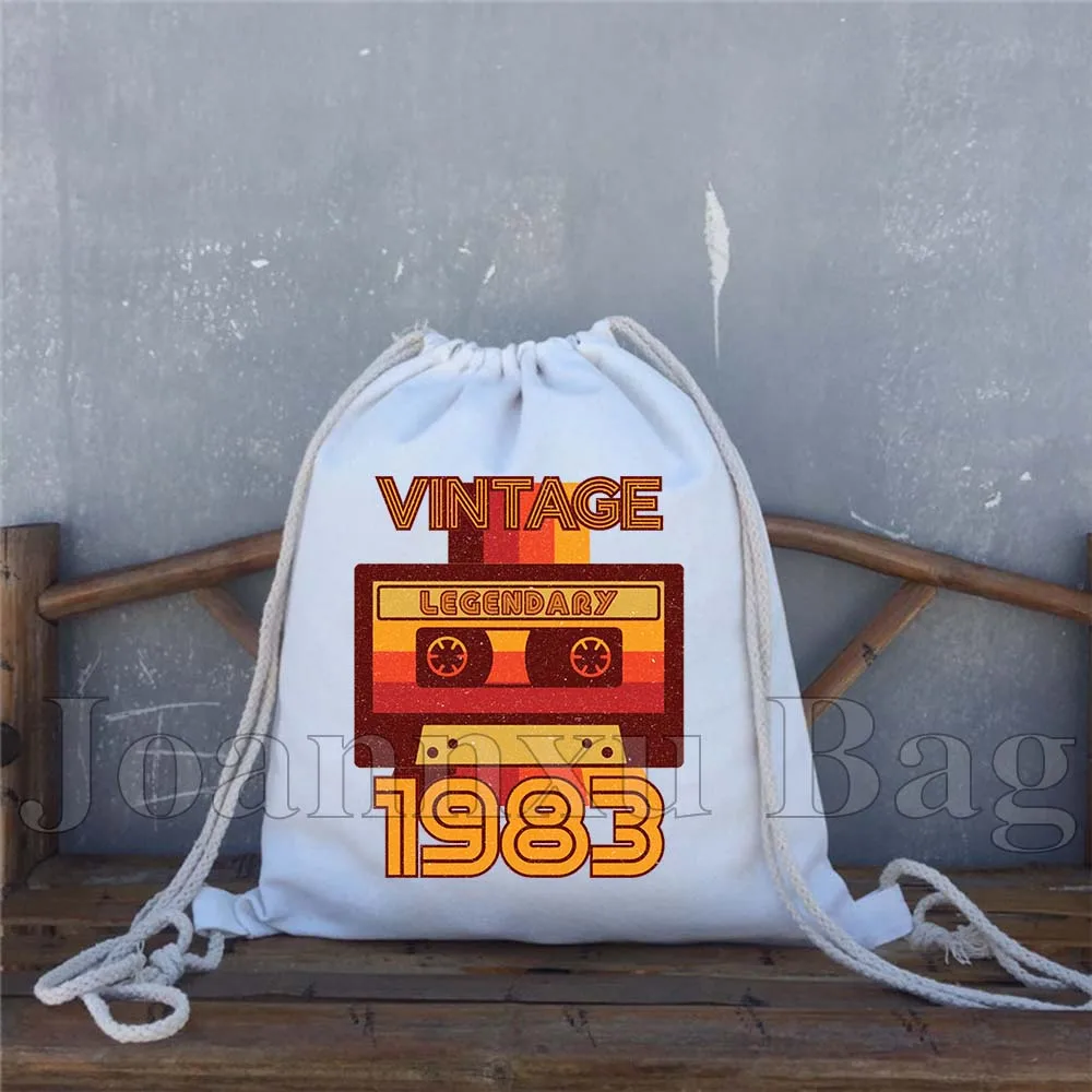 Кассетная лента 80-х годов с цветочным принтом в стиле ретро - Фотография_3