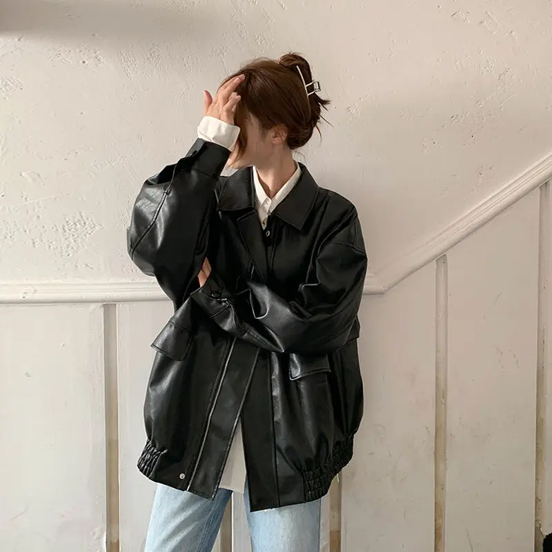 Женская куртка из искусственной кожи в студенческом стиле - Фотография_4