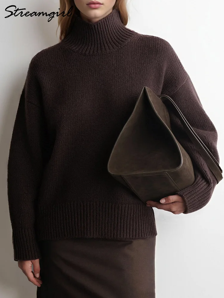 Коричневый свитер с высоким воротником - Фотография_4