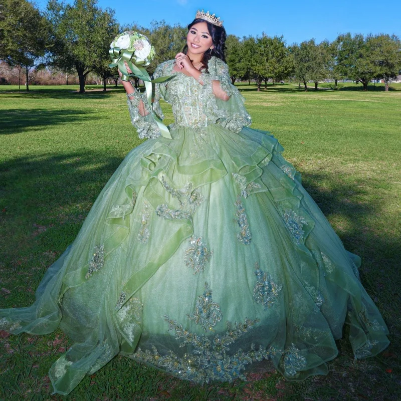 Блестящие светло-зеленые платья