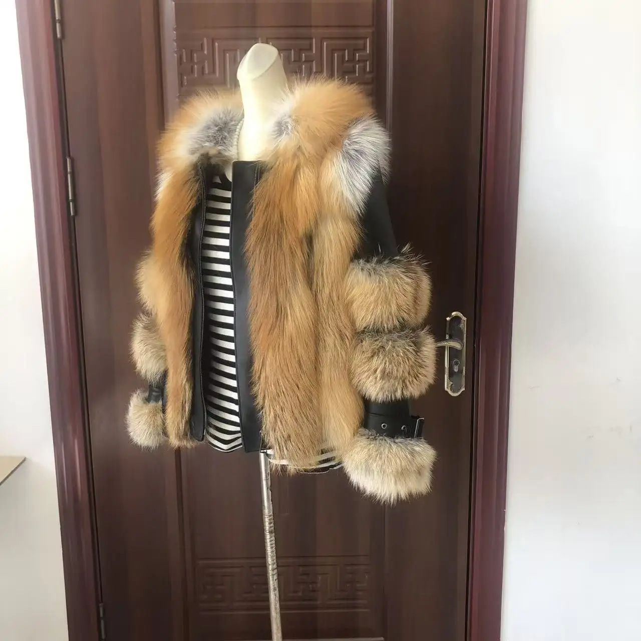 Новая модная шуба из лисьего меха