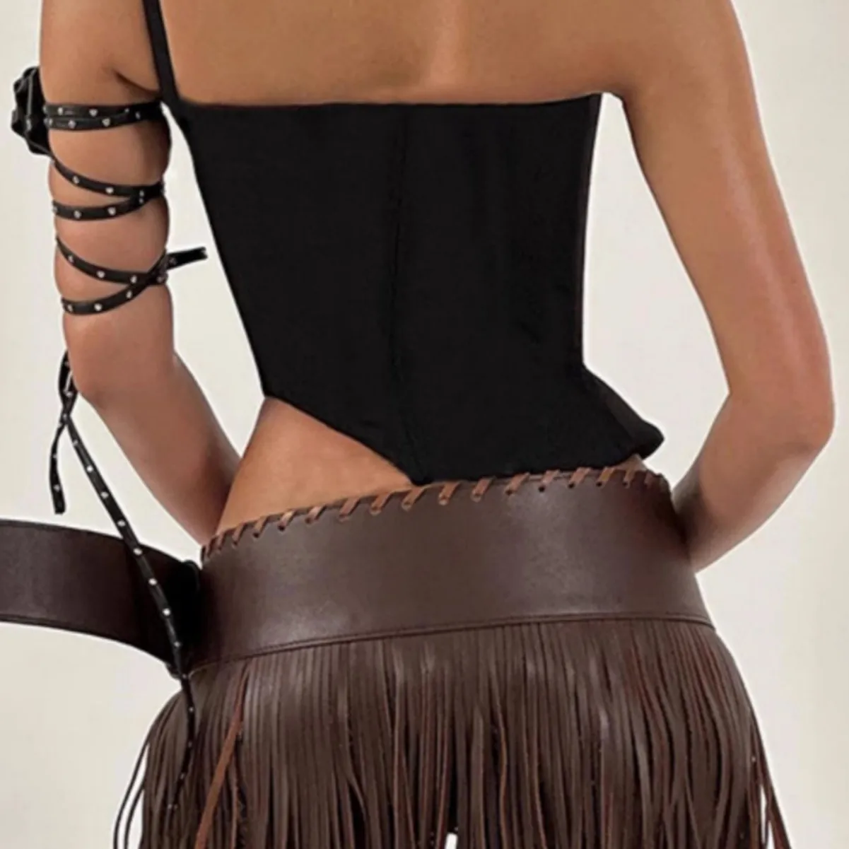 Женский широкий ремень с кисточками в стиле панк - Фотография_3