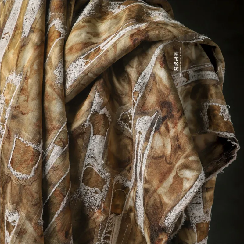 Окрашенная в растениях желтая табуретая - Фотография_3