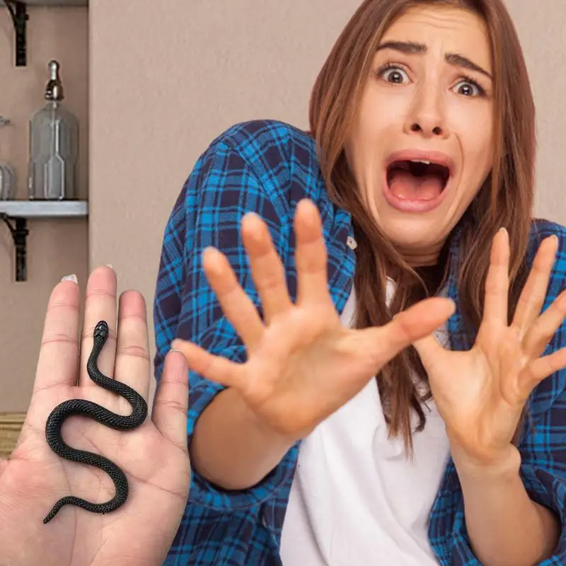 Черная поддельная резиновая змея для розыгрыша