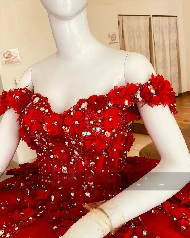 Красные платья с цветочным узором - Фотография_4