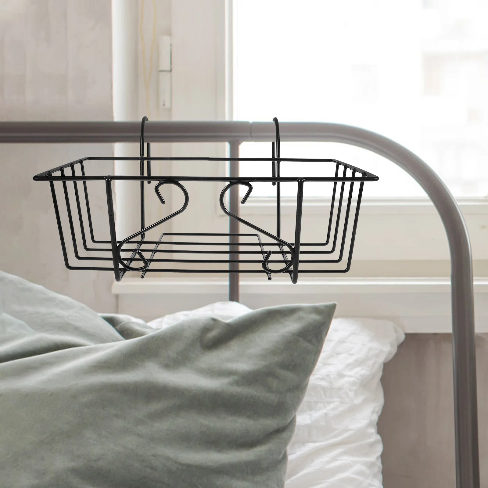 Металлическая вешалка для цветочного горшка на балконе