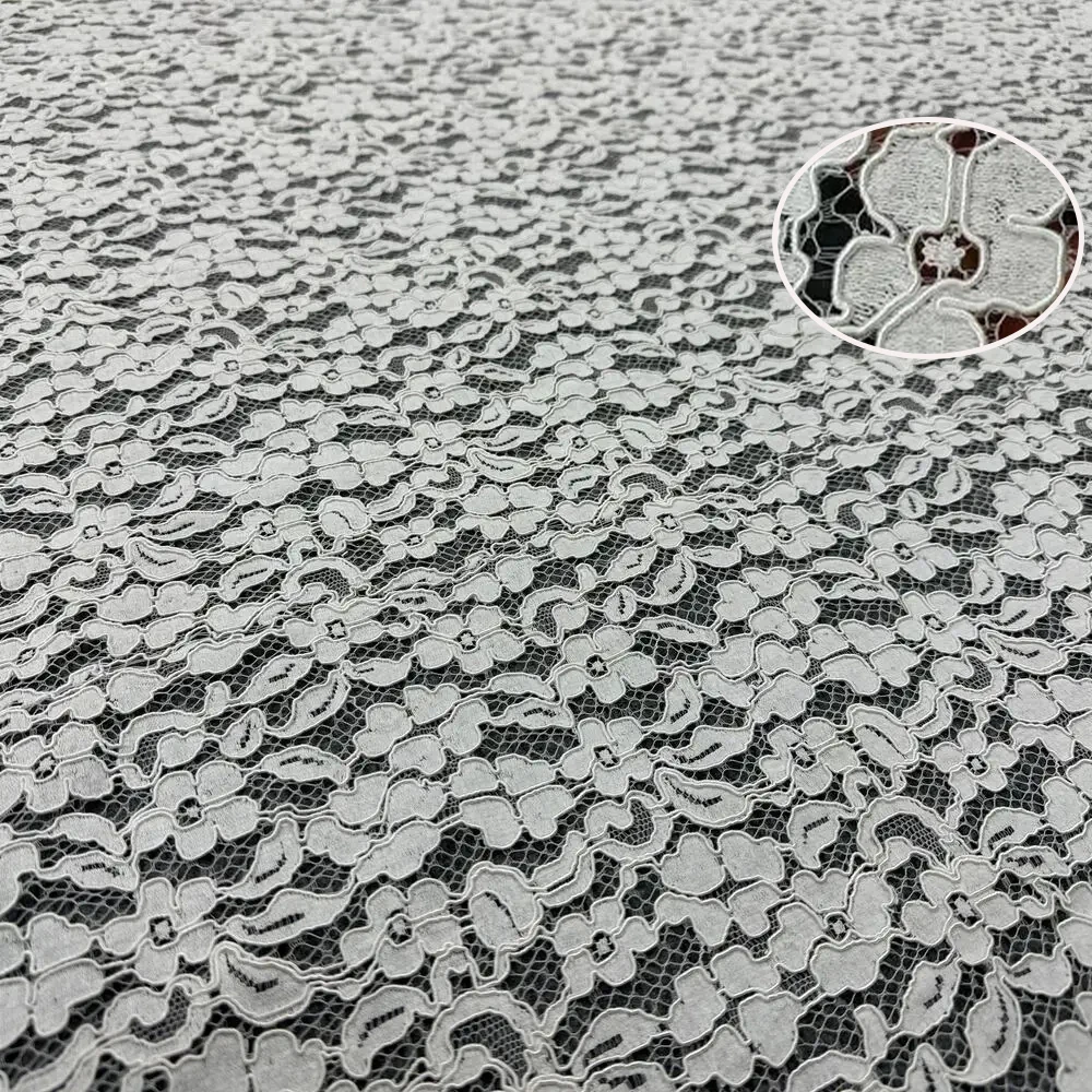 Года, белая кружевная ткань