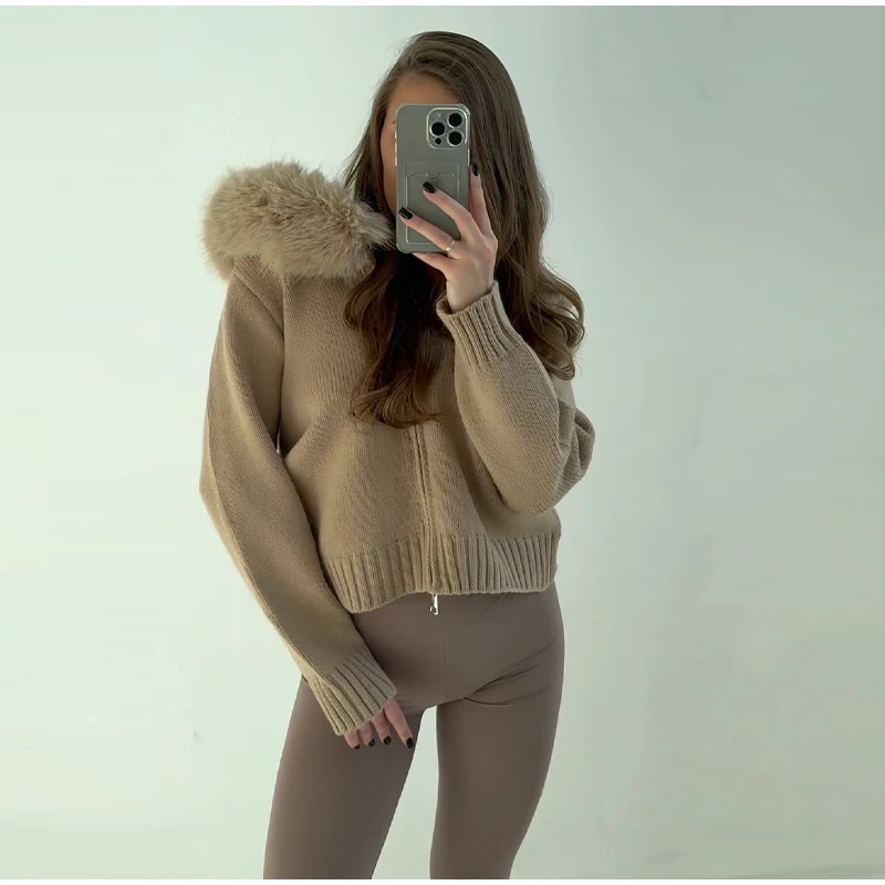 Повседневный свитер с меховым воротником - Фотография_4