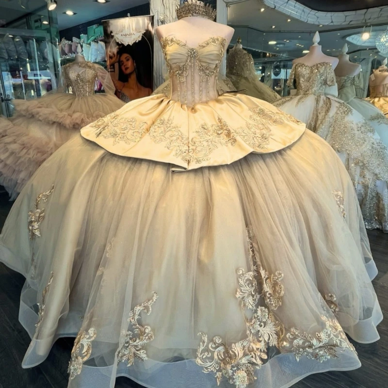 Блестящее бальное платье цвета шампанского