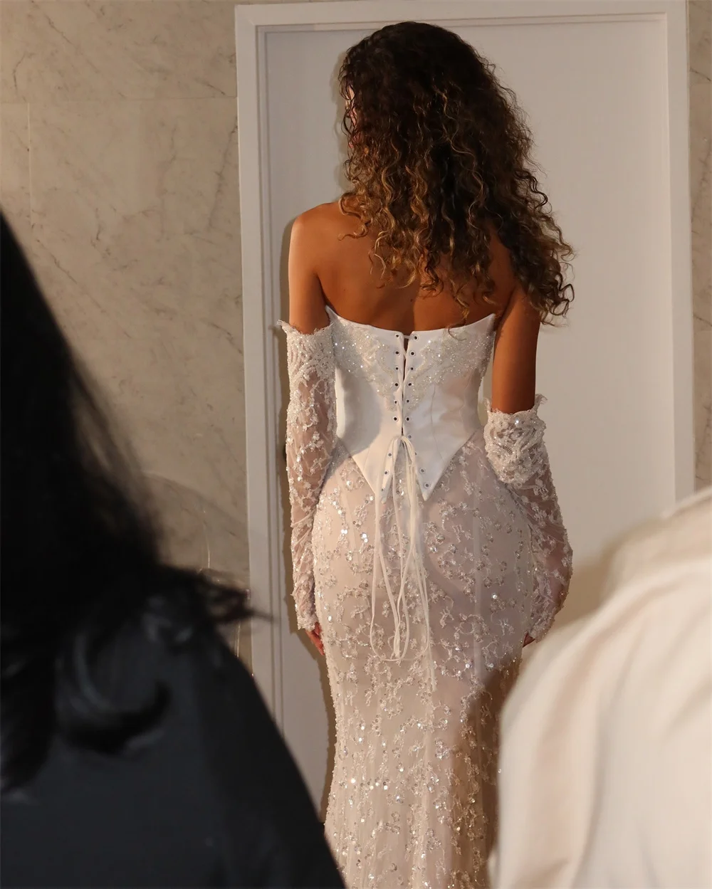 Белое свадебное платье без бретелек по индивидуальному заказу - Фотография_2