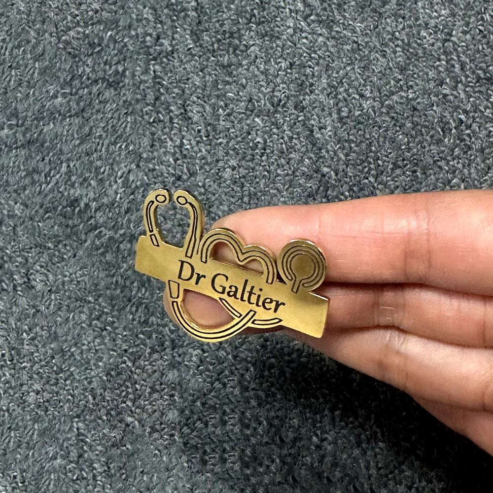 Пользовательская брошь врача медицинского - Фотография_2