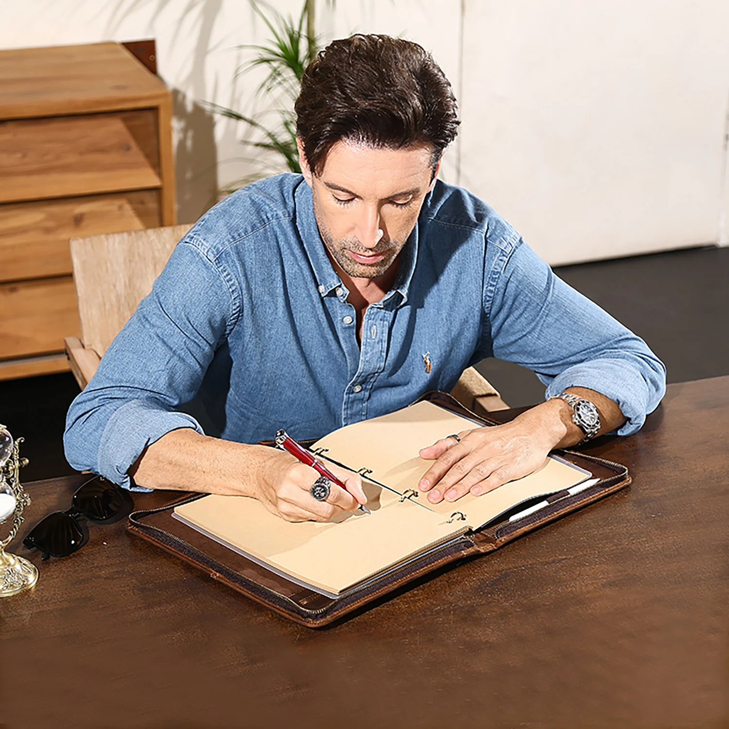 Чехол для ноутбука a4 crazy horse из натуральной кожи с петлей для ручки - Фотография_3