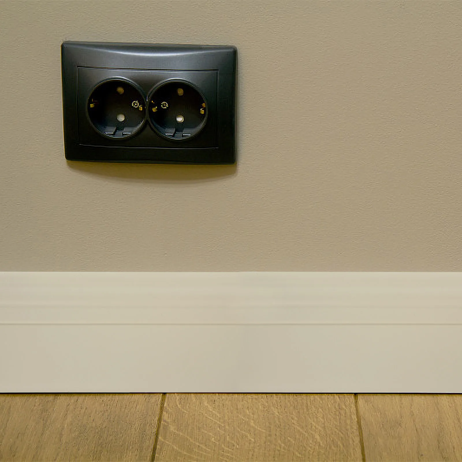 Плинтус для снятия и приклеивания