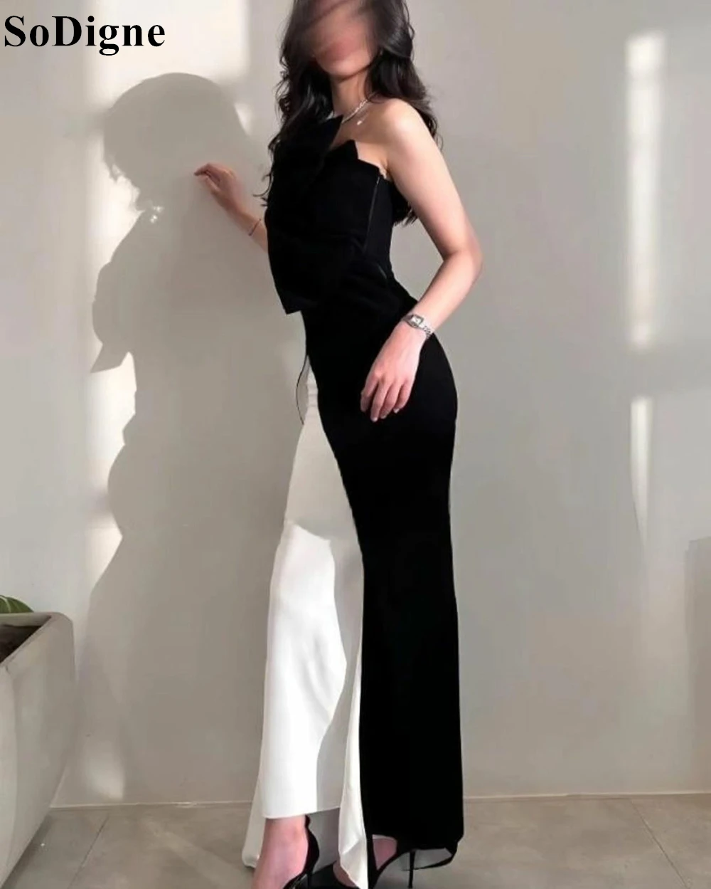 Sodigne черно-белые вечерние платья без бретелек с высоким разрезом - Фотография_3