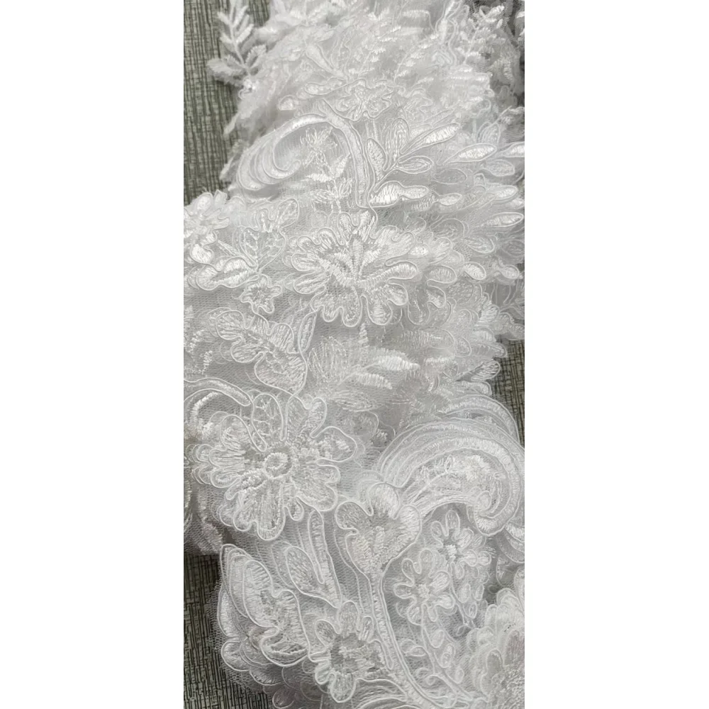 Элегантное свадебное платье с кружевной аппликацией - Фотография_6