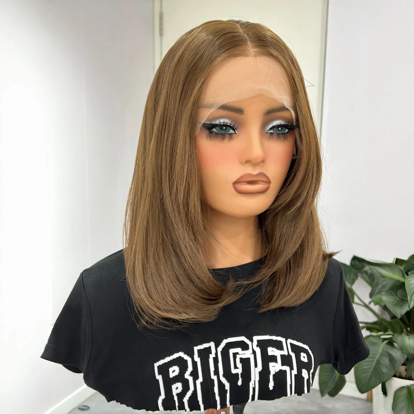 Короткий волнистый коричневый боб