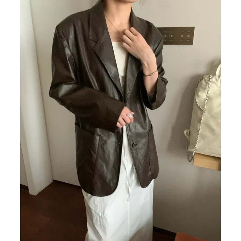 Женская куртка из искусственной кожи с лацканами