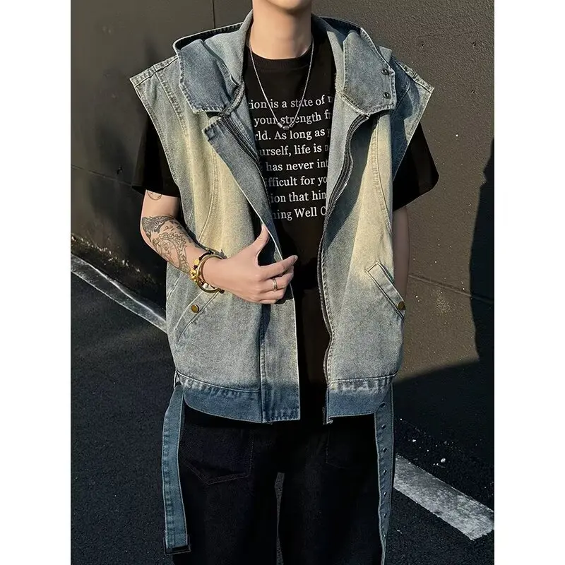 Изношенный потертый жилет без рукавов для мальчиков