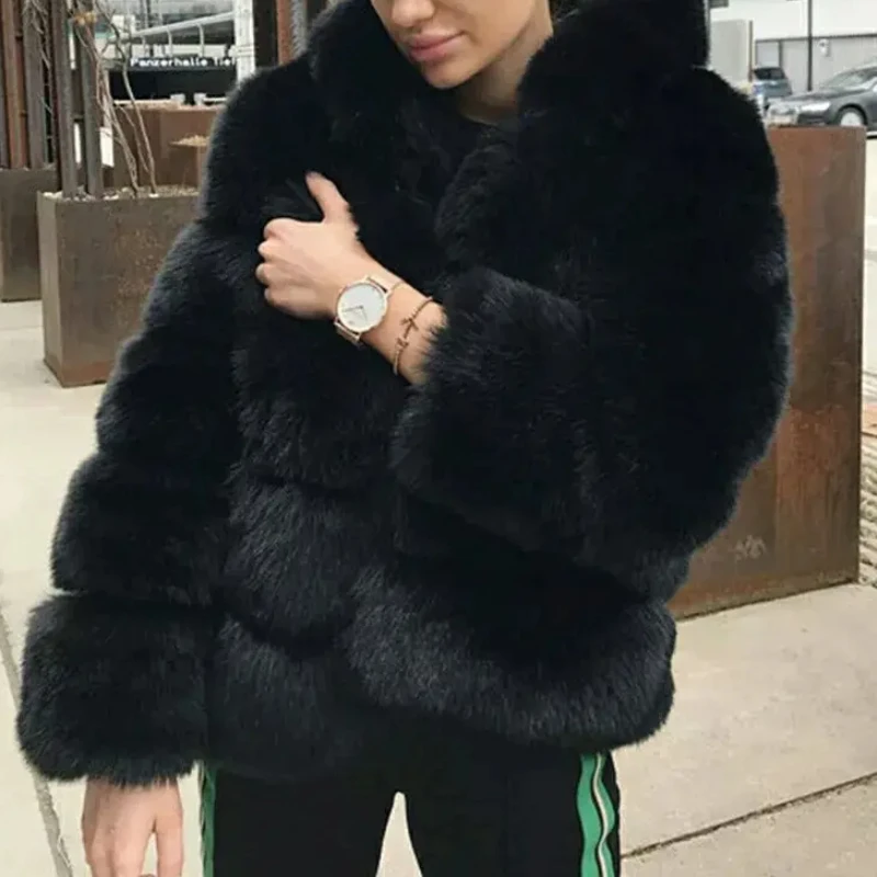 Короткая женская шуба из искусственного - Фотография_3
