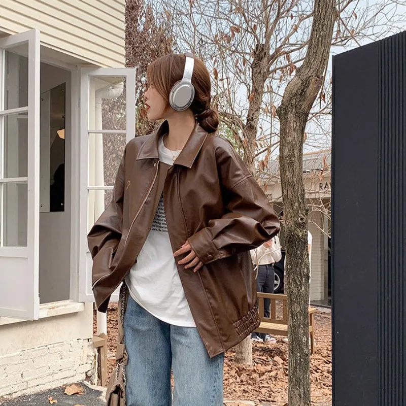 Женская куртка из искусственной кожи в студенческом стиле - Фотография_3