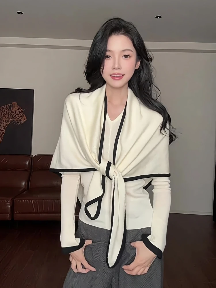 Треугольный шарф-шаль с женским