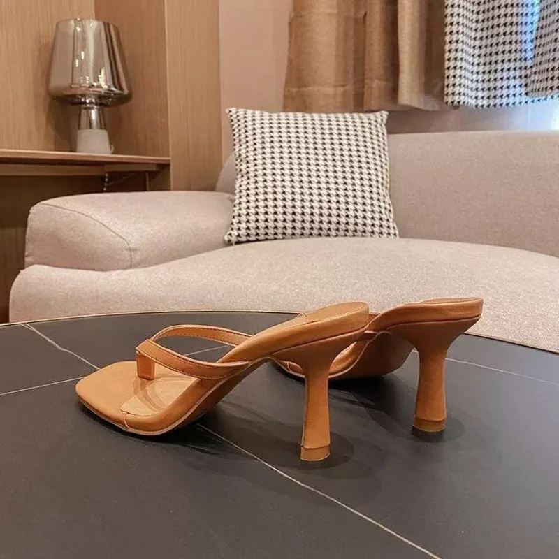 Модные женские босоножки на каблуке - Фотография_4