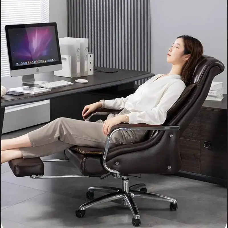 Офисный стул на колесах