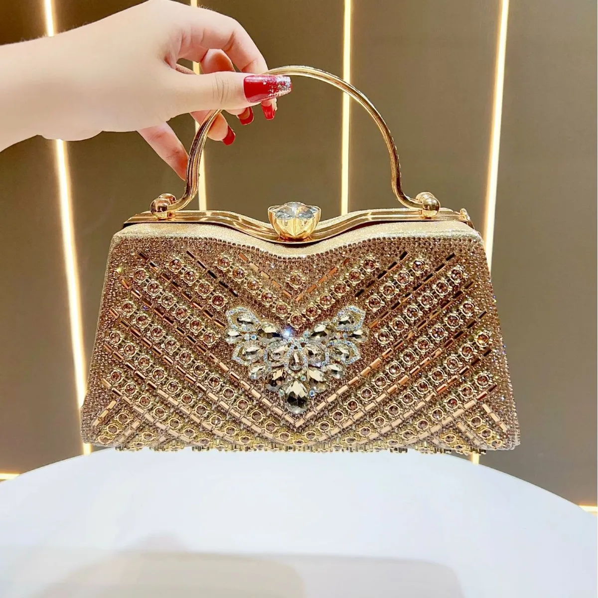 Нежная красочная вечерняя сумка с бриллиантами - Фотография_5