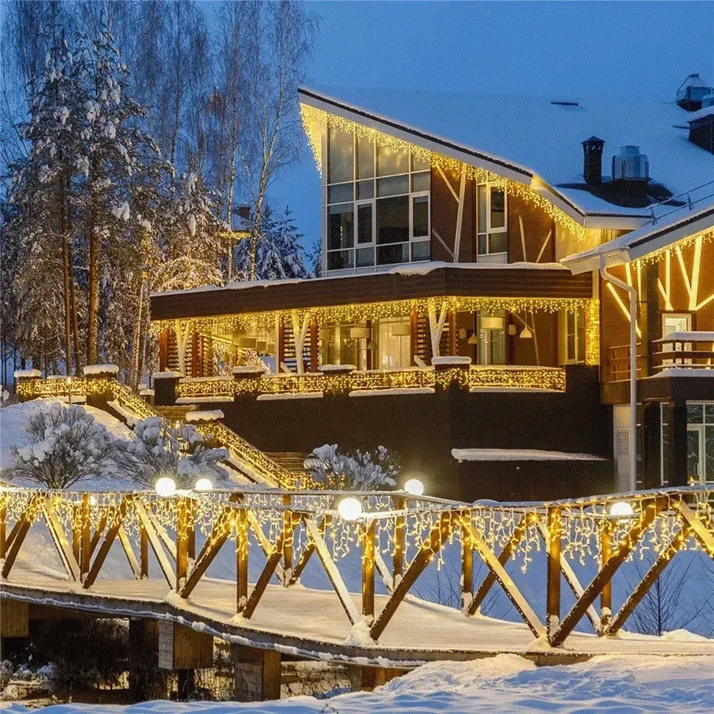 Уличная гирлянда на доме - Фотография_3