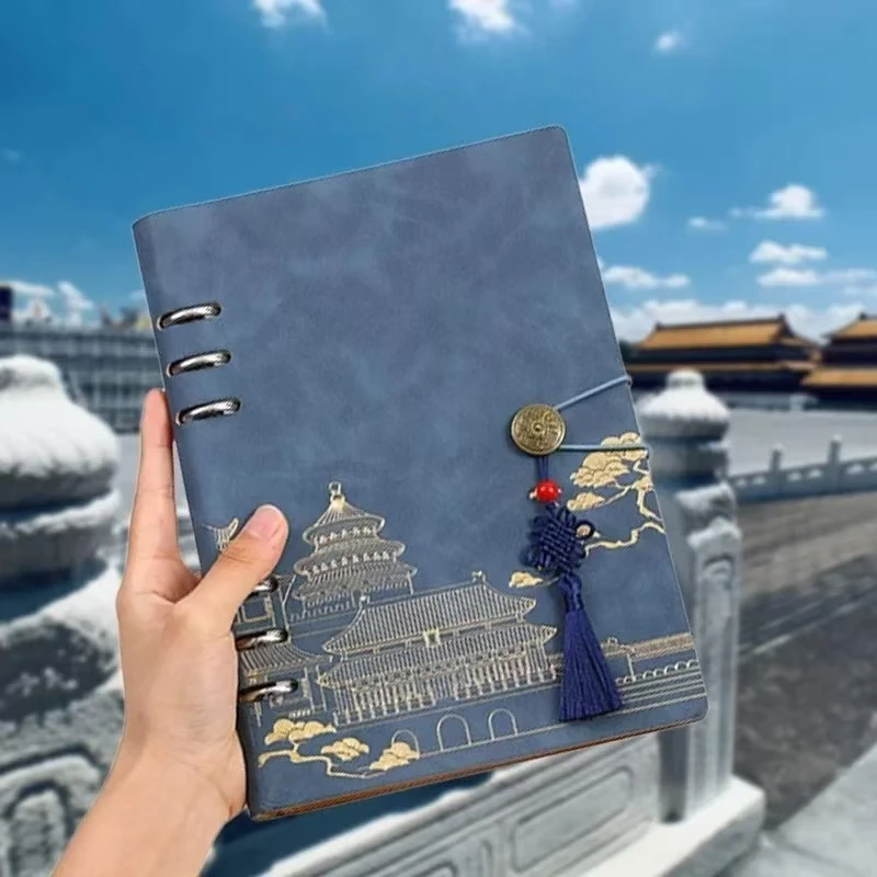 Пустой блокнот в стиле ретро с подвеской-кисточкой