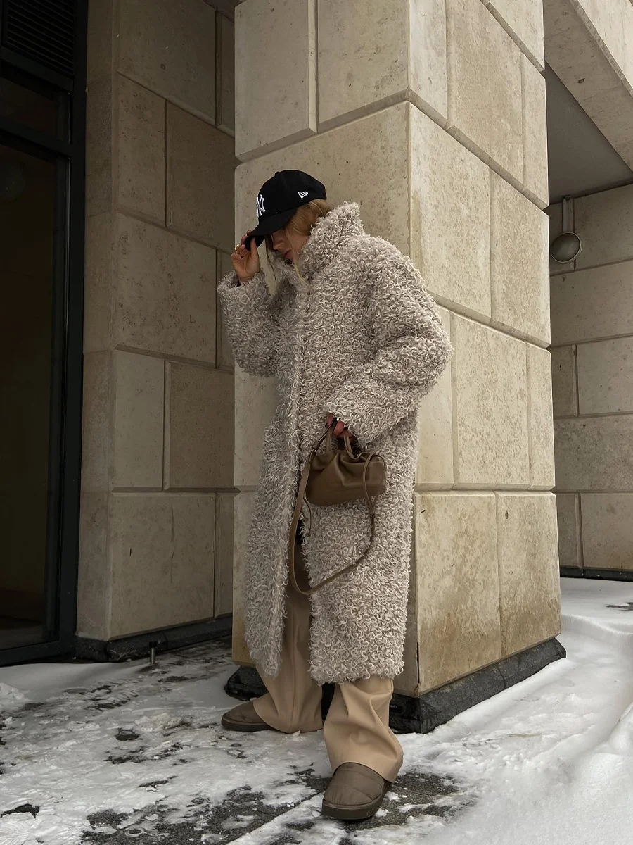 Серое шерстяное длинное пальто из искусственного меха для женщин - Фотография_4