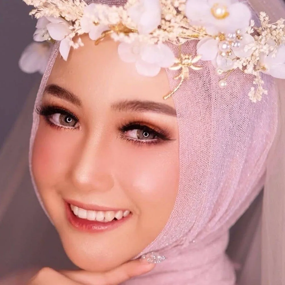 Изысканный белый головной убор невесты с цветочным лесом - Фотография_5