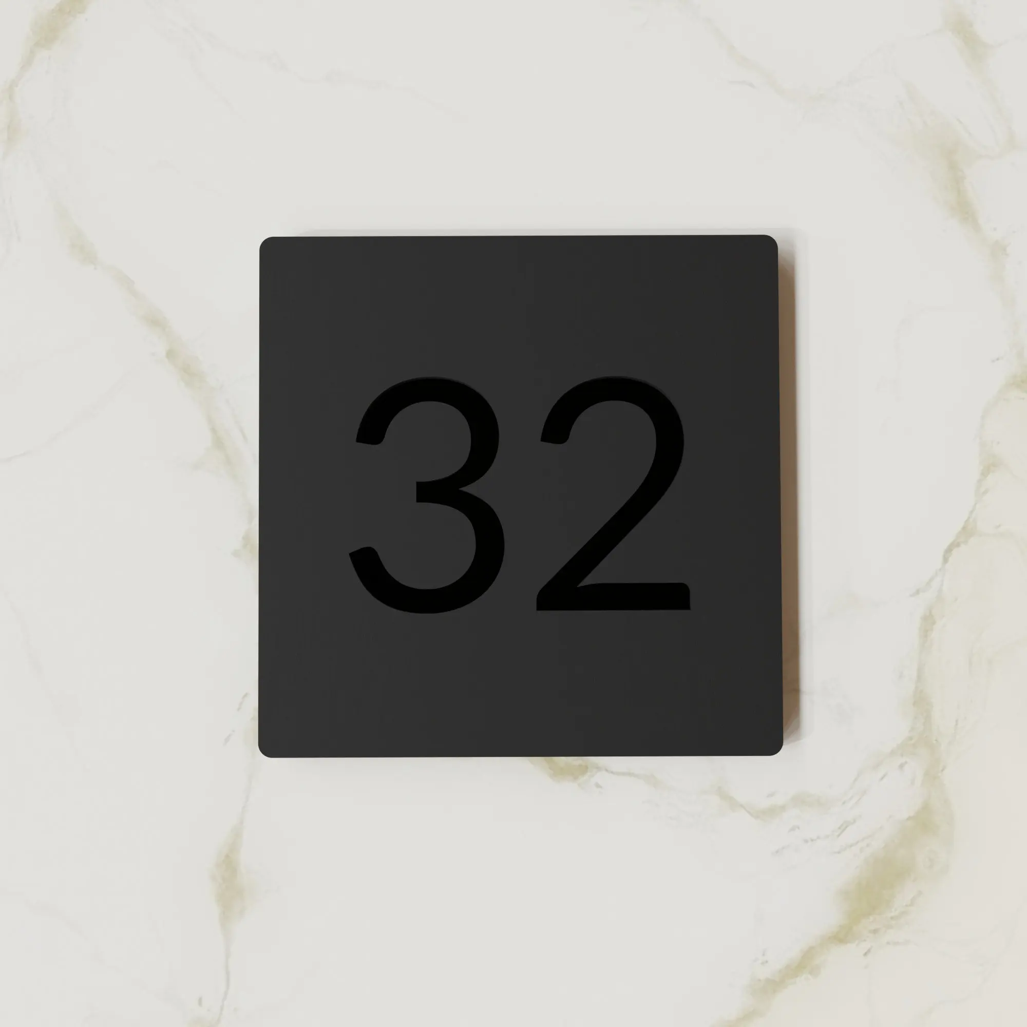 Большой акриловый современный серый знак с номерами дома - Фотография_4