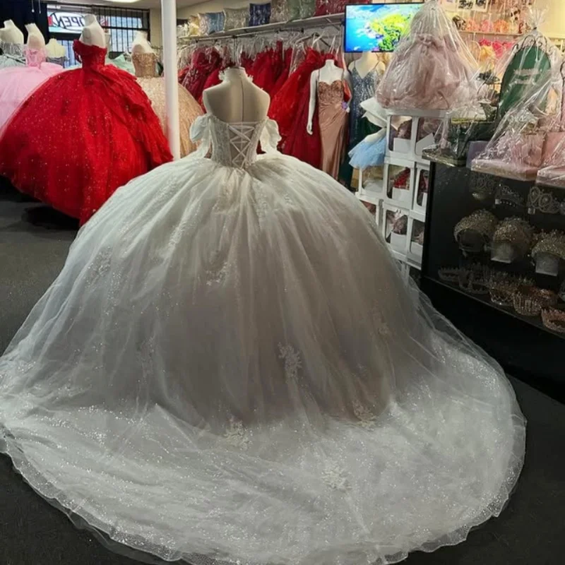 Блестящее белое платье quinceanera с плечами - Фотография_4